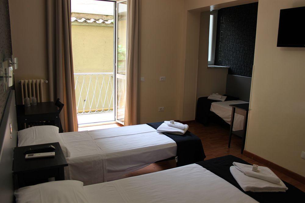 M&J Place Hostel רומא מראה חיצוני תמונה
