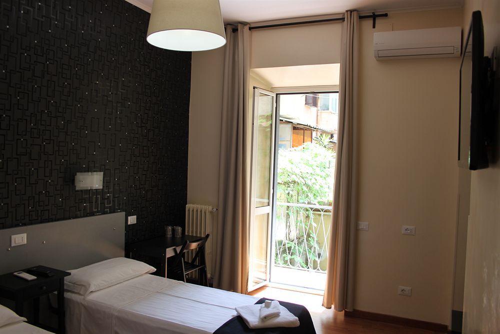 M&J Place Hostel רומא מראה חיצוני תמונה