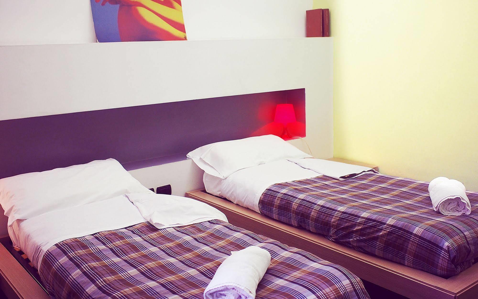 M&J Place Hostel רומא מראה חיצוני תמונה