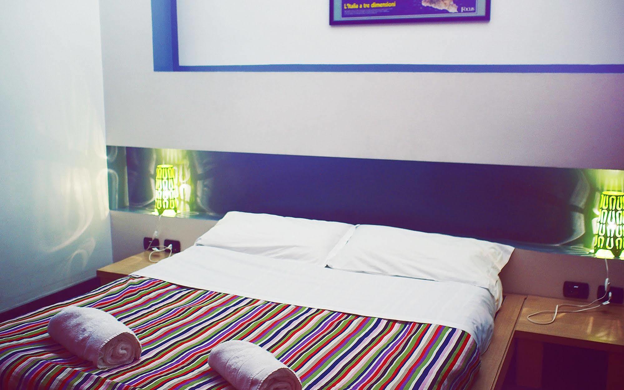 M&J Place Hostel רומא מראה חיצוני תמונה